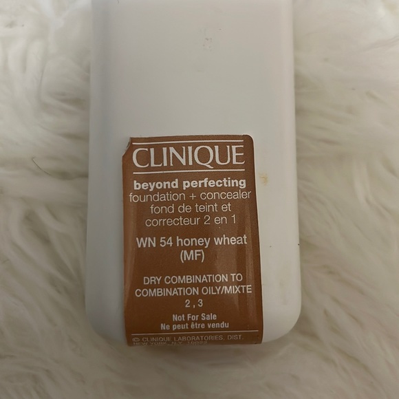 • Clinique Beyond Perfecting Foundation + Concealer WN 54 Honey Wheat - Picture 2 of 5